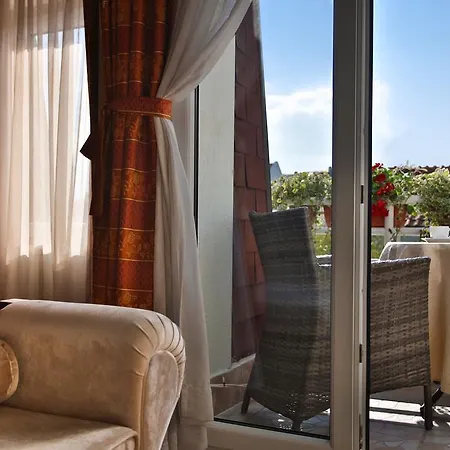Garni President De Luxe Hotel