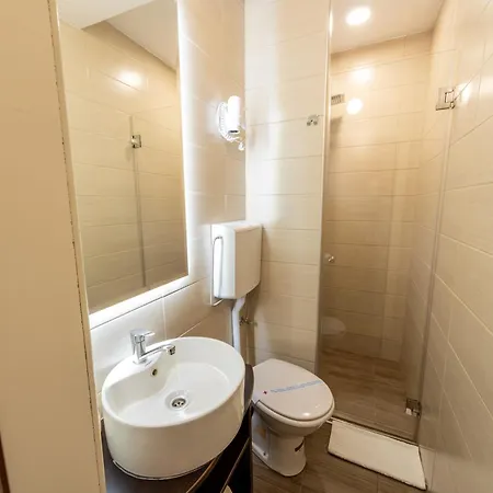 Garni President De Luxe 2* كراغوييفاك