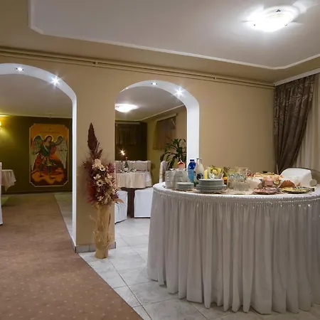 מלון Garni President De Luxe 2*