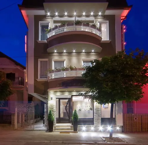 فندق Garni President De Luxe 2*