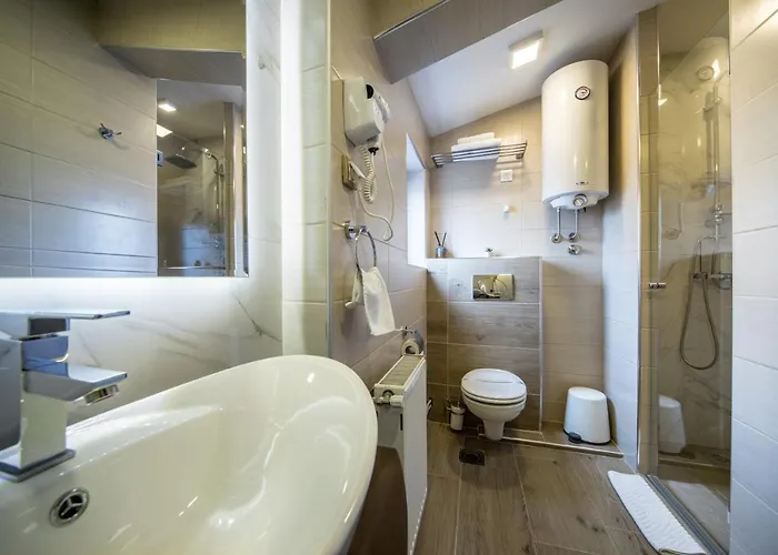 Garni President De Luxe فندق كراغوييفاك